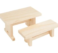 Holzbank und -tisch