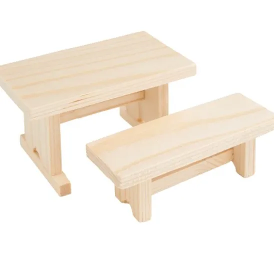 Holzbank und -tisch