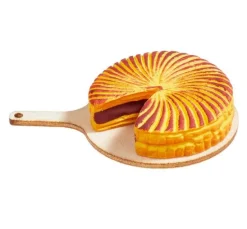 Miniatur Kuchen auf Holzbrett