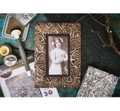 Sizzix A5 Prägeschablone "Engraved by Tim Holtz"