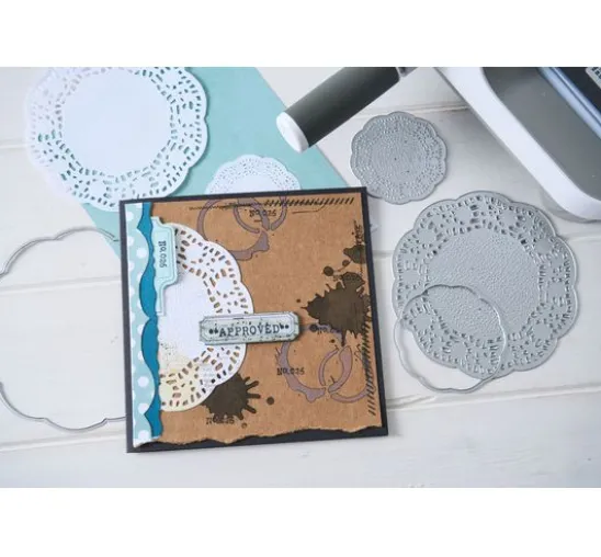 Sizzix Framelits Stanzschablone und Clear Stamps "Tag It by 49 & Market"