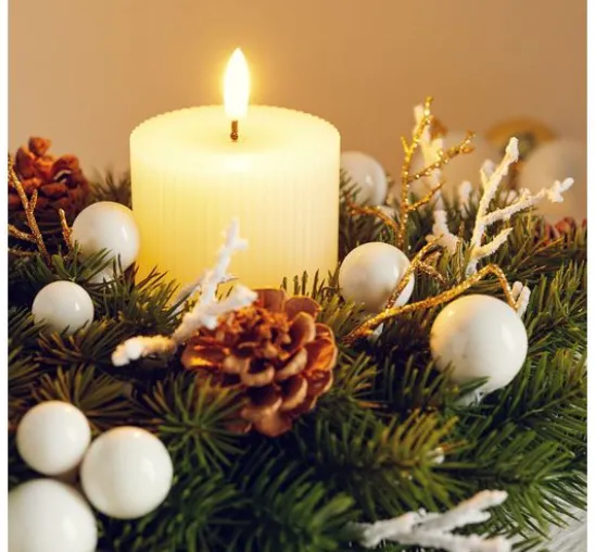 Weihnachtskugeln aus Glas am Draht